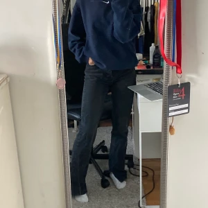 Jeans med slits - Jättefina jeans med slits ifrån pull and bear, storlek 32. Superfint skick!!