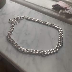 Silver halsband med kjedjor som aldrog har används! Säljer pga att använder inte silver 