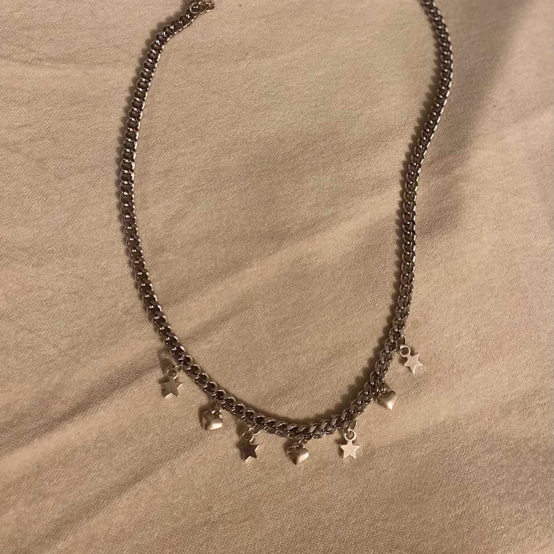 Silverhalsband med berlocker