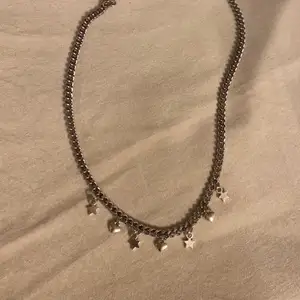 Handgjort halsband i silver med stjärnor och hjärtan💘 Frakt 11kr💜 Fler smycken på insta @sthlm.jewelry💘