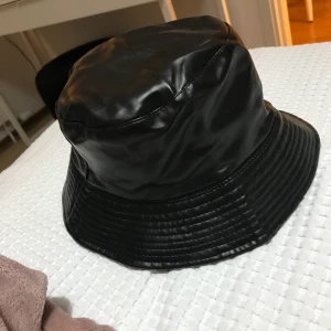 Buckethat - Den går att vända ut och in så den byter texture. Original pris på 299
