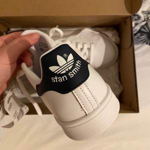 Säljer dessa helt nya stan smith-skorna från adidas. Aldrig använda! De är mörkblåa där bak INTE svarta som de kanske framställs som i kameran. Strl 38. Frakt tillkommer på 63kr 🚚 📦 Nypris ca 800kr