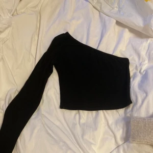 Snedskuren topp - Snedskuren topp köpt här på plick matrialtet är det skönaste knappt använd 