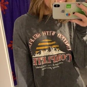 Grå collegetröja  - Säljer en grå mysig collegetröja med tryck, säljer för den inte kommer till användning lika mycket längre. Buda!!😘