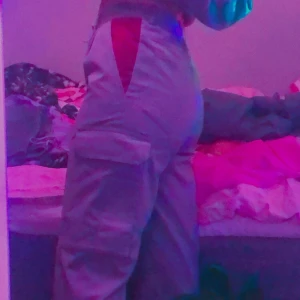 Grå cargo pants!! - Jättefina grå cargo pants! Dom har resår på baksidan i midjan och totalt 4 fickor! Dom går över skorna å är längre än till marken utan skor, jag är ca 165! Vet inte vilket märke men står partena på ena fickan! Köpta second hand, tror dom är herrmodell, 100kr + 44kr frakt = 144kr!!