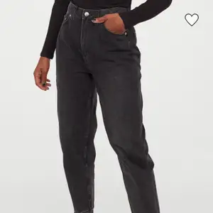 Superfina mom jeans från H&M, aldrig använda!! (Endast testade) köpta för 299kr🤍
