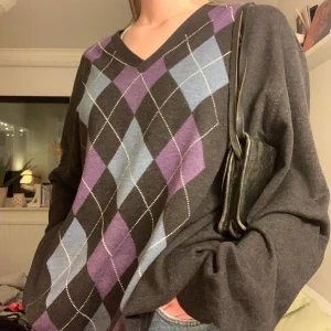 oversized rutig ganttröja - asnice oversized långärmad tröja!! svart med rutigt mönster i blått och lila. är märkt som en 2XL men skulle själv säga att den sitter som en XL. hör jättegärna av dig vid frågor eller intresse!! frakt tillkommer<3