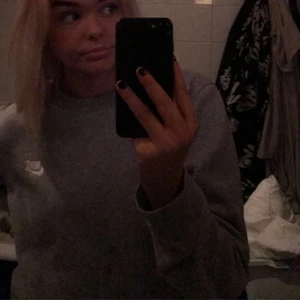 Nike sweatshirt  - Säljer denna Nike tröja, super bra sick och använd ett fåtal gånger. Säljer den endast för jag tröttnat på den. Köpt för 500kr men kan sälja för 200, frakt varieras. 