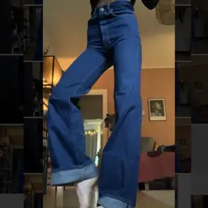 Mina älskade flare jeans från April 77. Säljer då dom är för små för mig. Riktigt högmidjade och långa i benen. För mig som är 170cm har de dock varit perfekta i längd när jag har vikit upp dom (vilket jag också tycker är snyggast). Stannar uppvikta. Liten höft. 