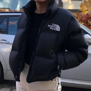 Dunjacka  - Säljer min puffer! Supersnygg croppad puffer i jättefint skick, men säljer nu pga att den inte kommer till användning längre. Jackan har dunfyllning och värmer bra i kylan. Nypris: 2 545kr, frakten ingår i priset! Skriv gärna om ni har frågor💕 