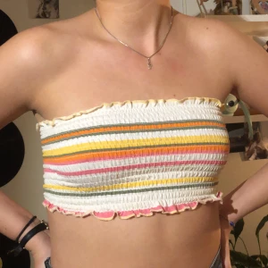 Bandautopp från bikbok - Säljer då den inte kommer till användning längre.  Frakt tillkommer, annars möte i växjö eller älmhult