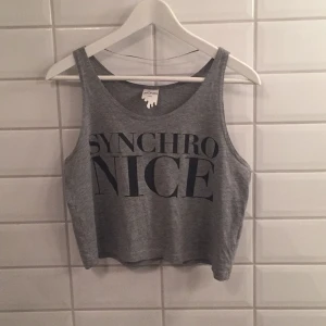  - Jag säljer mitt CropToplinne ifrån Monki i storlek S då det knappt blivit använt. Det är i mycket bra skick, som nytt. Jag tycker det är storleksenligt!