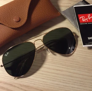  - pilotglasögon från Ray Ban i guldig båge med grönt glas. Använda endast 2 gånger så i bra skick. Fodral och tillbehör medföljer.