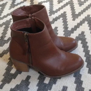  - Knappt använda skor i storlek 37.
Möts upp i Stockholm eller hämtas av köparen.
Swish finns!