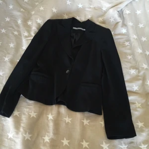  - Part Two Kavaj
Svart fint skick 