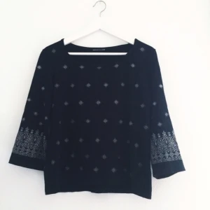  - Väldigt fin topp inköpt secondhand, avklippt lapp men passar en M/L! 🌛