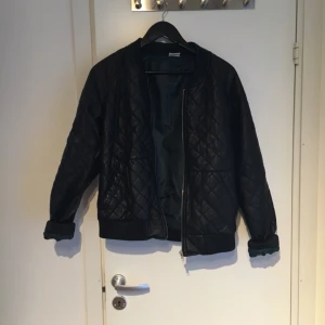  - Bombernajacka från Cubus med grönt foder. Ganska fodrad så passar även de lite kallare dagarna. I mycket gott skick förutom flärpen man hänger upp den i (som syns på bilden). 