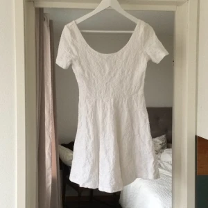 - Söt klänning från H&M. Knappt använd. Mjuk och stretchig så passar både S och M. Vacker urringning fram och bak.