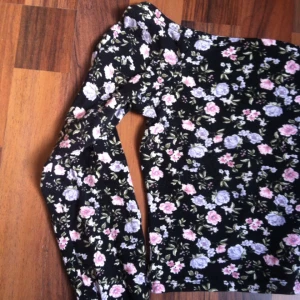  - 💜💕Långärmad croptop med blomster💕💜

• Storlek: medium
• Märke: H&M Divided 
• Material: 95% bomull 5% elastan
• Skick: Använd men i fint skick
• Övrigt: Inga skavanker, pyttelite tvättpåverkad
• Frakt: 28kr