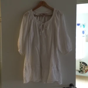  - Superfin tunika, endast prövad!  Köparen står för frakt eller upphämtning i Upplands-bro :) 