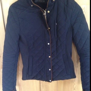  - Jacka från ZARA (nypris: 799)
I väldigt god skick, lånat bilden- Google
Köparen står för frakten. Finns i Norrköping! :)
