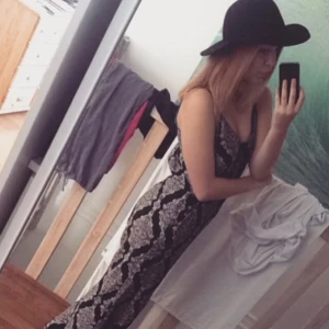  - Säljer både hatten och jumpsuiten! 
Jumpsuiten 75 kr
Hatten 50 kr
Frakt tillkommer. 