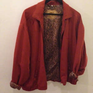  - Vårjacka med vackert paisleymönstrat foder. 
Unisexmodel.
Går bra att mötas upp i Stockholm, eller så kan jag skicka, men då betalar ni frakten. 