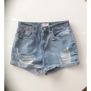  - Högmidjade shorts med slitningar från Gina Tricot i storlek 34. Fint skick! Frakt 56kr✨