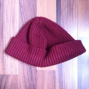  - 👫 Sotarmössan nr 1, vinröd 👫

• Storlek: one size 
• Märke: Lager 157
• Material: 100% akryl 
• Skick: Använd lite grann, tvättad x2, fint skick
• Övrigt: Inga skavanker, förutom lite noppror / ludd från tvätt
• Frakt: 14kr