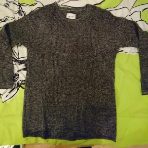  - Vailent clothing Ulltröja/Kofta Raw cut med liten ficka, mörkgrå Mellerad färg, lagom stor o skön urringning. 80% Lammull 20% Nylon.
