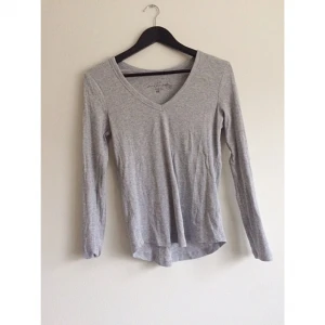  - Ribbad v-ringad tröja från H&m. Använd 1 gång, fint skick! Frakt 42kr✨