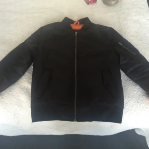  - Säljer en bomberjacka i princip ny! Har använt den en gång. Storleken är lite liten . Den är köpt i junkyjard 