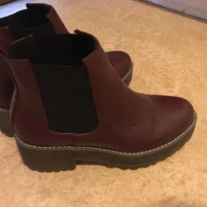 - Vinröda Chelseaskor inköpta på H&M i november 2015. Storlek 36. Nypris: 499. Säljer pga trånga. Bra skick. 