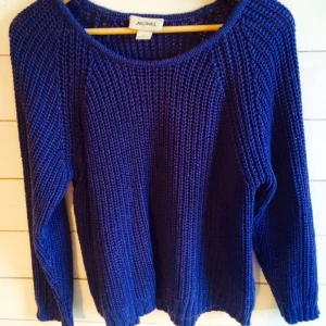  - Fin marinblå stickad tröja Från Monki Knappt använd!