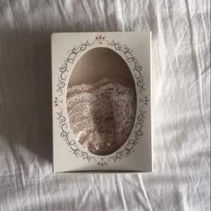  - Semi shiny stay-up 15 denier från kappahls vintage kollektion!  Aldrig använda, bara provade. Säljer pga för små! Köparen står för frakten! Tar även emot betalning via swish!