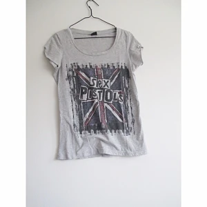 - Six pistol t-shirt från Gina Tricot. Fint skick. Frakt 42kr✨