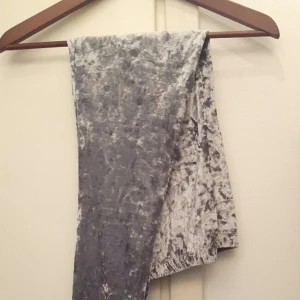  - Silver tights från Monki i krossad velour, köpta för ca 2 år sedan men har bara legat i min garderob pga för stora! Inköpspris 200 SEK.