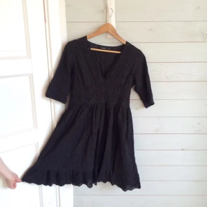  - Fin, svart klänning från Lindex i mycket bra skick! 