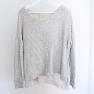  - Härligt silverfärgad oversized stickad tröja från H&M. Material: 60% bomull 40% akryl. Supermjuk och mysig att ha på sig! Frakt 69kr. Jag har svisch! 🌟