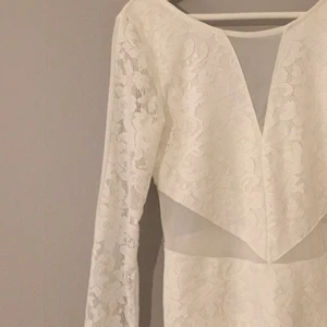  - Vit spetsklänning, öppen rygg och en fin passform   Köparen betalar frakten 