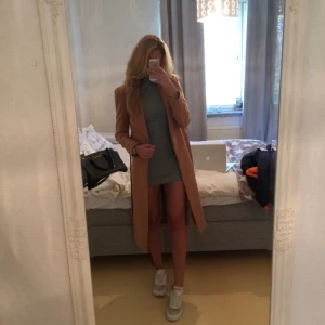  - Helt ny oanvänd kappa. Endast provad (första bilden). 
Strl 36. Beige och tjockt material.

Kan mötas upp i Göteborg, annars fraktar jag mot en fraktkostnad 🌸