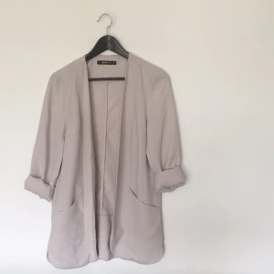  - Oversized kavaj i beige från gina tricot, aldrig använd. 