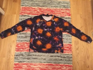  - Å så fin vattenfärgsmönstrad collegetröja från monki. Storlek XS. I superfint skick. 