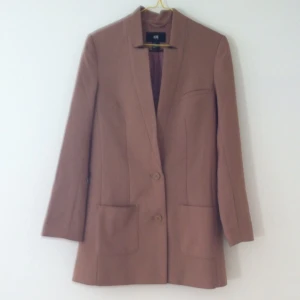 Snygg kavaj/kappa i kamel. Rosa foder. Perfekt höstjacka! - Snygg kavaj/kappa i kamel. Rosa foder. Perfekt höstjacka!