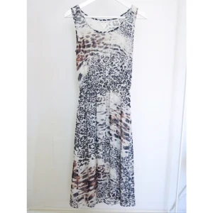  - Från Monki. Tunt tyg i 100% polyester men känns betydligt lyxigare! Resoren ger klänningen en fin form. I övrigt lös passform, passar även dig med storlek S. Klänningen slutar på mitten av smalbenen på mig som är 160 lång. Frakt 35kr