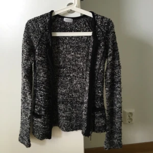  - Grå/svart/vit tröja med dragkedja, aldrig använd.