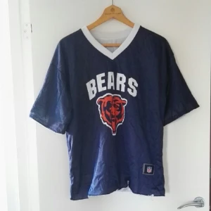  - Bears-tröja, köpt på beyond retro för 400 :- svårt att bedöma storlek men jag är 36/38 och den är snyggt oversize på mig! Går att få både blå och vit :)