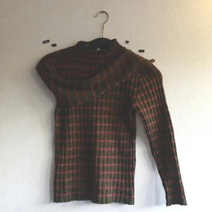  - Charmig, mysig semipolo som väntar på skogspromenader och kvällar i soffan.

Köpt på secondhand i Durban, Sydafrika. 
"utmärkt natur tycker inte om slut"