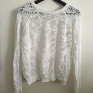  - Nät stickad tröja. 
Sparsamt använd Storlek L men mer som M/L 

Rök & djurfritt hem! 
Kan skickas mot fraktkostnad.
