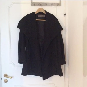  - kappa från Zara🍷 hittar inte det där "snöret" man har runt för att kunna knyta så säljs för billigare än tänkt🤓 använd sällan, vet inte riktigt varför bc den är suuuuper fin!!